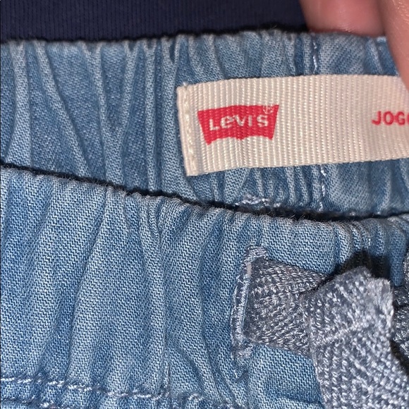 Levis joggers and Guess shirt - Picture 4 of 6